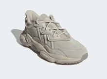Cargar imagen en el visor de la galería, ADIDAS "OZWEEGO GREY"