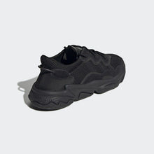 Cargar imagen en el visor de la galería, ADIDAS "OZWEEGO BLACK"